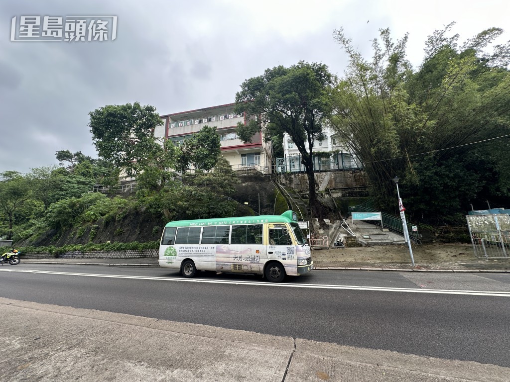 老妇由老人院步出横过马路，遭小巴撞倒。梁国峰摄