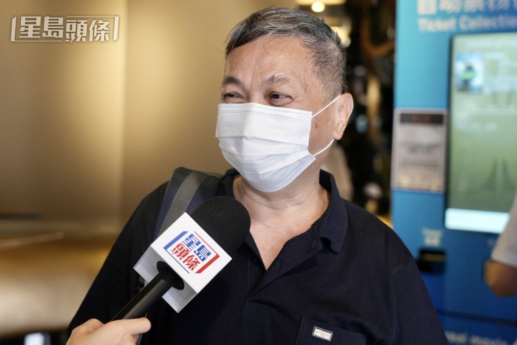 梁先生打算與太太一起睇戲。歐樂年攝 梁先生打算與太太一起睇戲。歐樂年攝