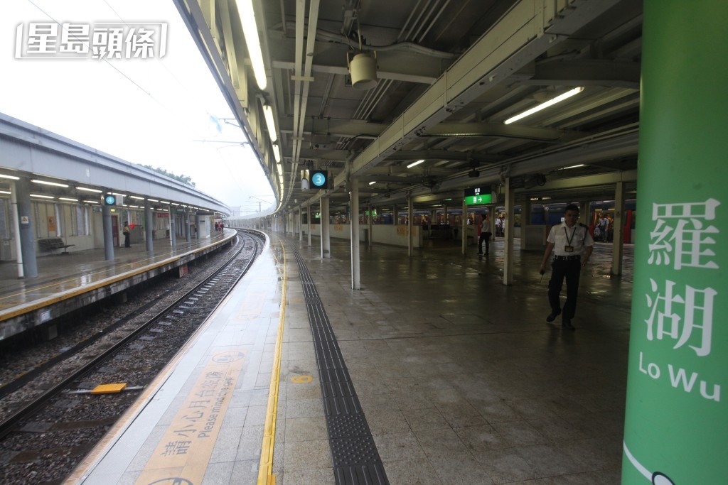 港鐵職員曾於前往羅湖的港鐵列車上發現炸彈。資料圖片