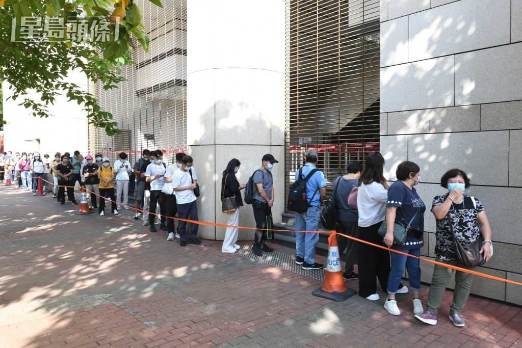 法庭外大批市民等候入内旁听。何健勇摄