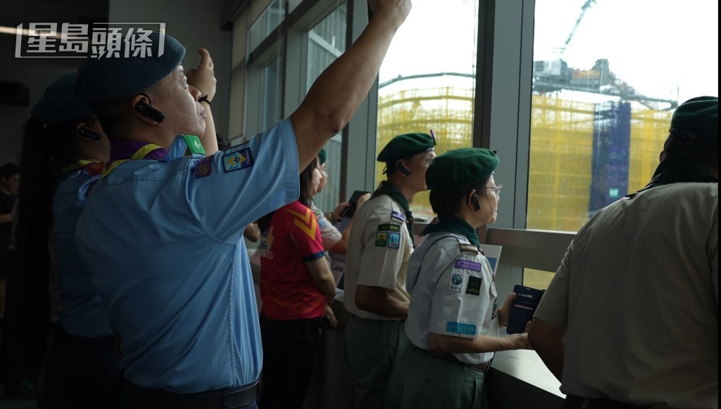 童軍總會代表在河套園區遙望對岸的深圳。