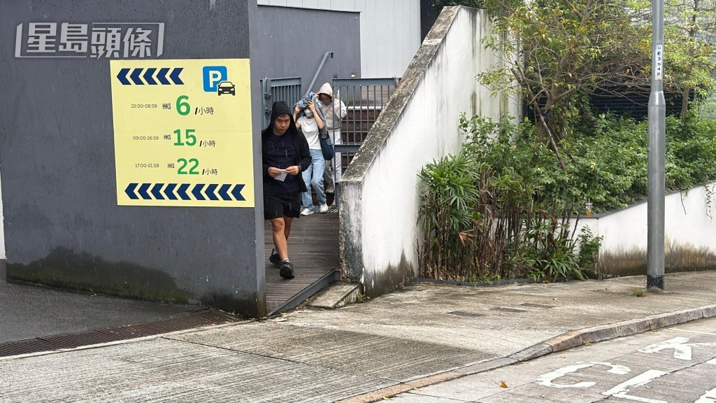 死者夫婦的兩女一男親屬認屍後離開。梁國峰攝 死者夫婦的兩女一男親屬認屍後離開。梁國峰攝