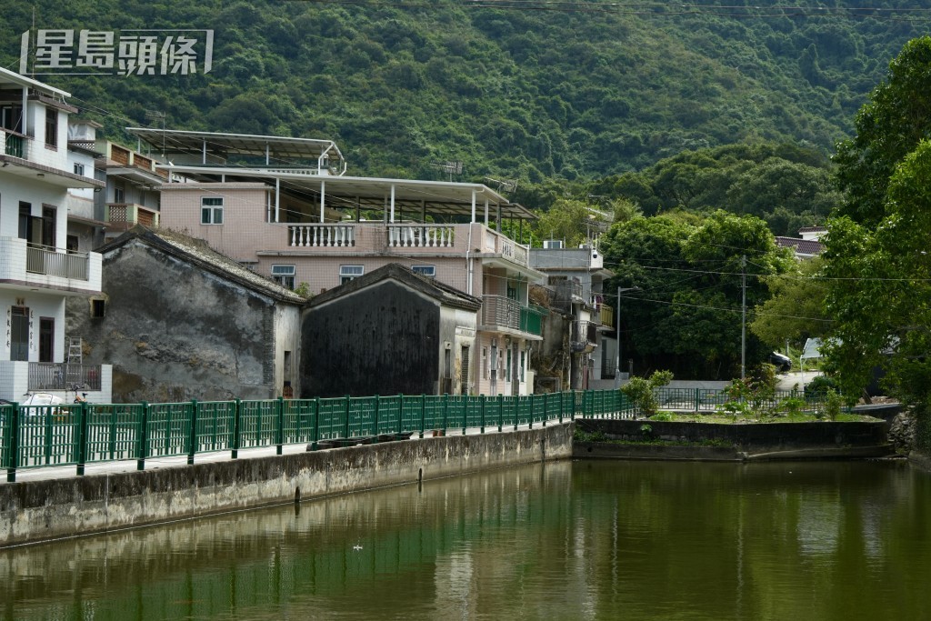 紅花嶺郊野公園面積約530公頃，位於沙頭角，北面與深圳梧桐山風景區的山脈相連，南面鄰近八仙嶺郊野公園。