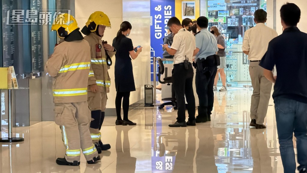 消防員接報到場。 消防員接報到場。