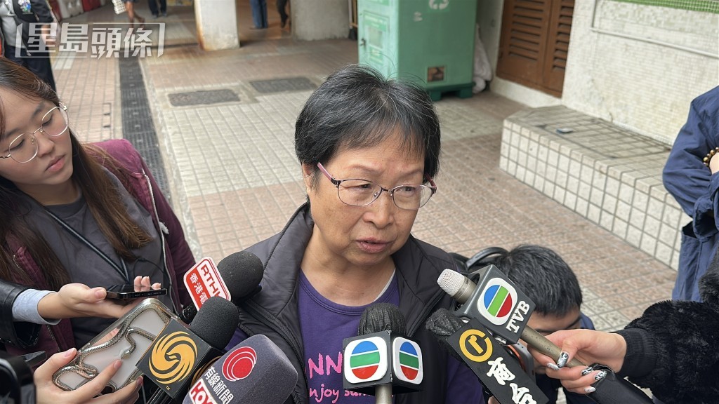 鍾女士陪同胞姐回到宏志閣單位，取回屋契及證件。劉漢權攝