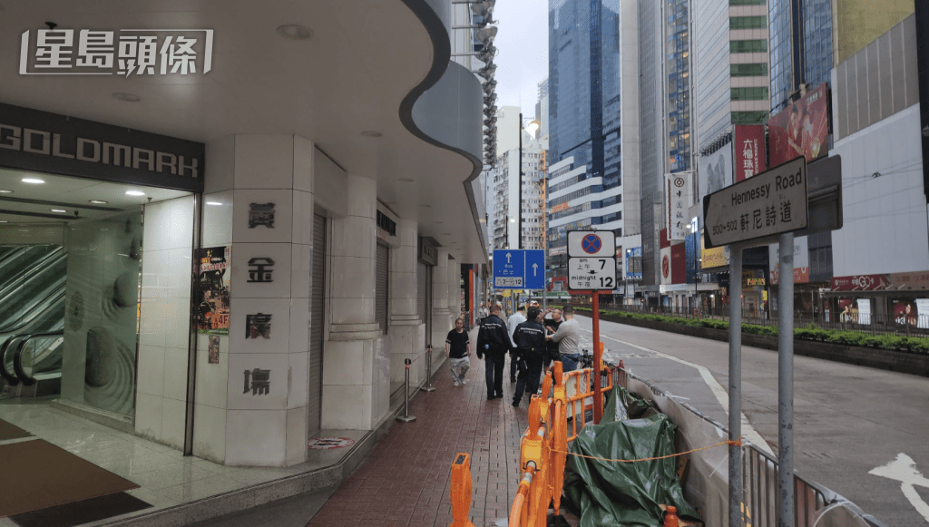 遭淋紅油美容店舖位於黃金廣場地下。黎志偉攝 遭淋紅油美容店舖位於黃金廣場地下。黎志偉攝