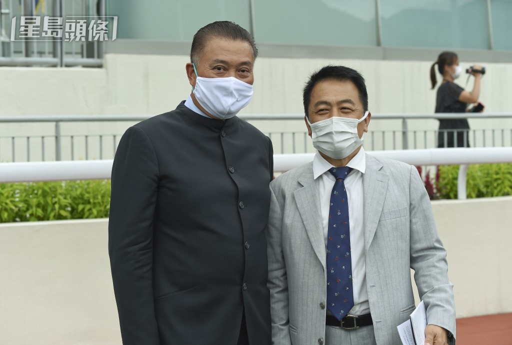 「快车」系陈振彬 (左) 在港养马多年，现时名下三驹都是交由姚本辉 (右) 训练。
