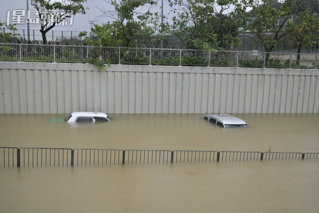 的士被水圍困。陳浩元攝
