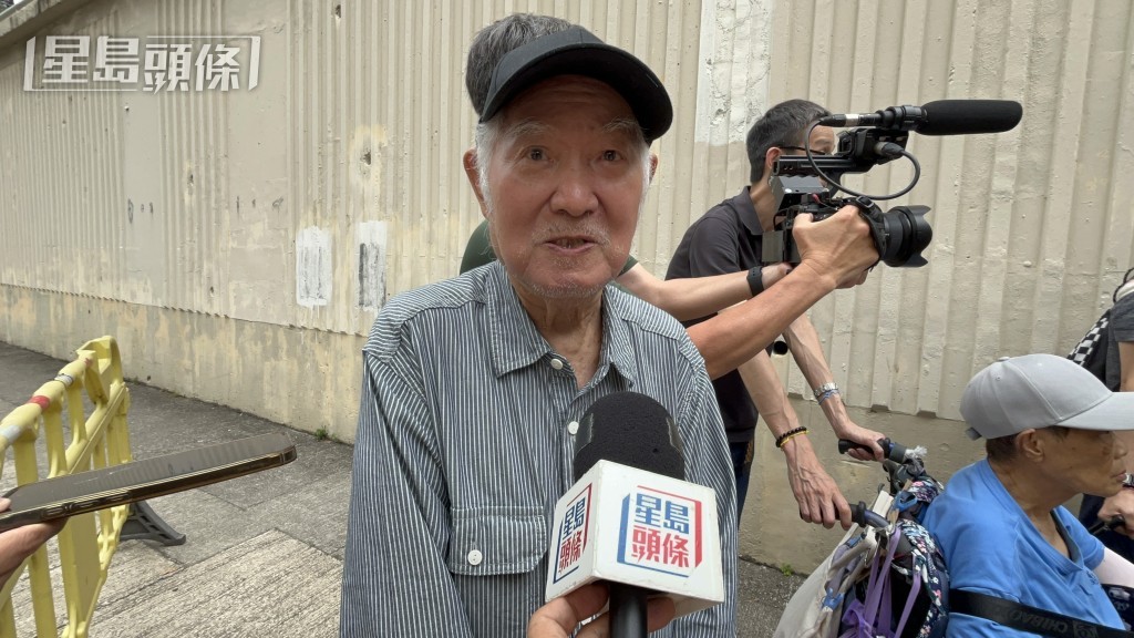 从事西装裁缝数十年的麦先生，希望取回部分由他亲手缝制的西装。杨伟亨摄