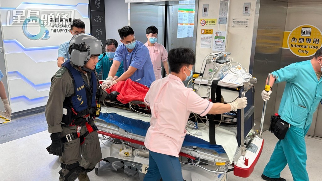 老翁由直升機送院搶救。梁國峰攝 老翁由直升機送院搶救。梁國峰攝