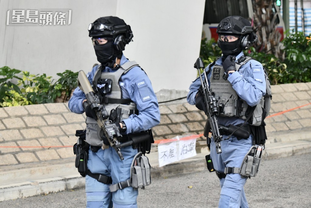 警員荷槍實彈戒備。盧江球攝