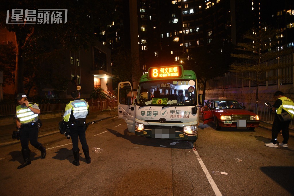 小巴司机被卷入车底昏迷送院。尹敬堂摄