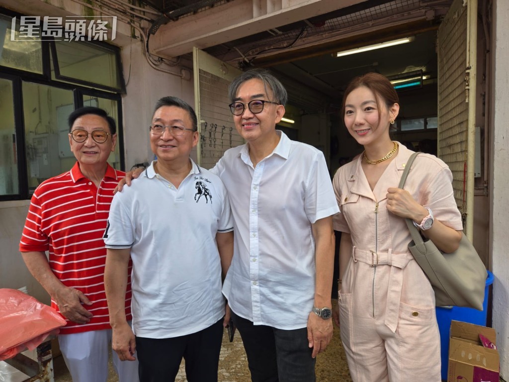 文壽強 (右二) 曾經養過「卓爾名駒」、「瑰麗傳奇」、「有緣人」及「好戰小子」,與呂健威 (左二) 十分老友。 文壽強 (右二) 曾經養過「卓爾名駒」、「瑰麗傳奇」、「有緣人」及「好戰小子」,與呂健威 (左二) 十分老友。