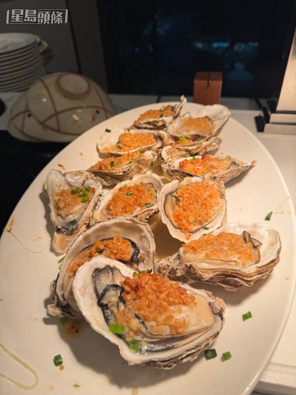 自助晚餐包任饮啤酒、红白酒,用来配即焗生蚝最啱。(图片来源:《亲子王》) 自助晚餐包任饮啤酒、红白酒,用来配即焗生蚝最啱。(图片来源:《亲子王》)