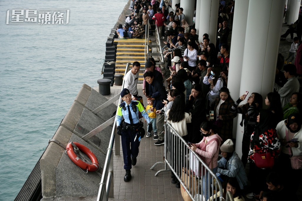 現場人頭湧湧。蘇正謙攝 現場人頭湧湧。蘇正謙攝