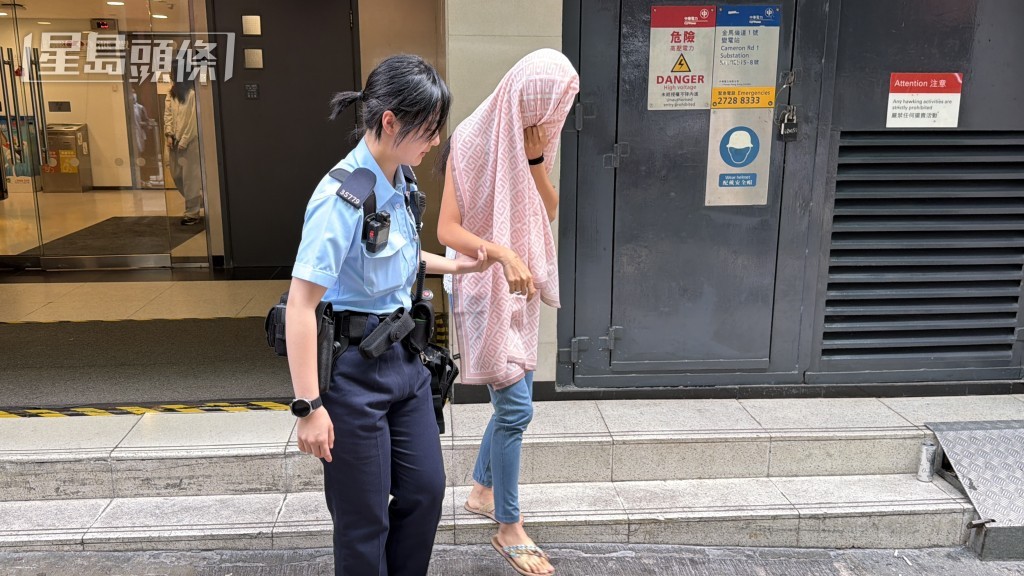 一名女子亦由警员带走。