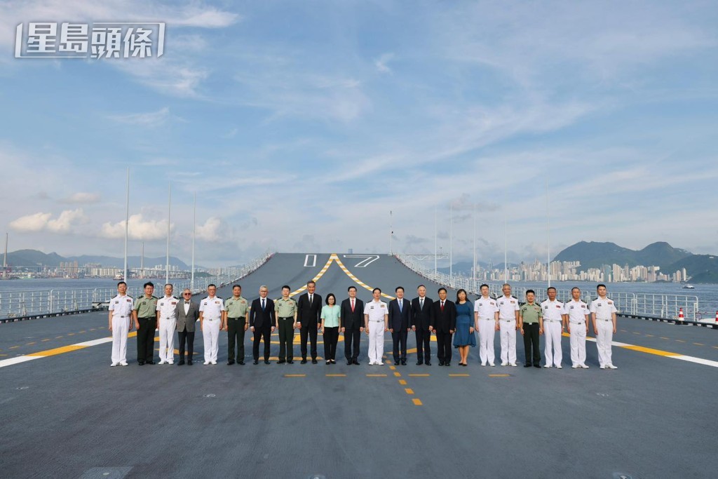 李家超一行人參觀「山東艦」。李家超fb 李家超一行人參觀「山東艦」。李家超fb