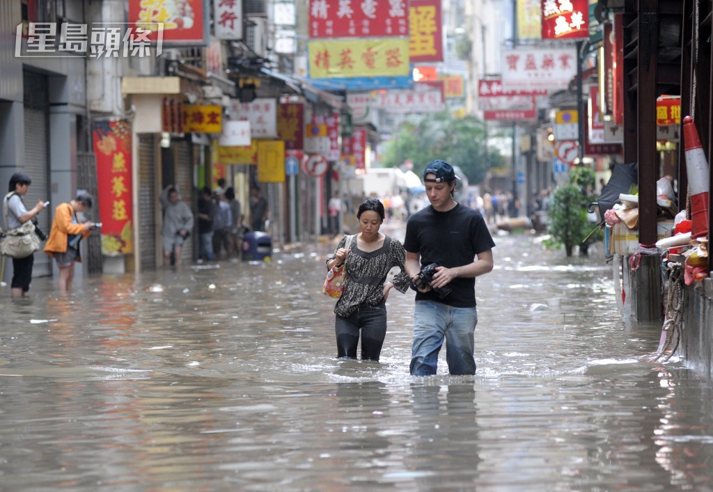 黑色暴雨期間，西環出現水浸。資料圖片