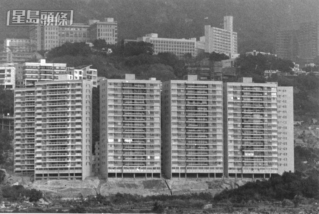 瑪麗醫院（山上建築物）及美景臺（攝於1979年）