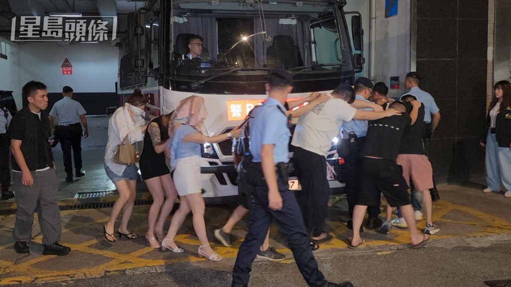 警方當場檢獲5款不同種類的懷疑毒品,並拘捕至少19男7女。黎志偉攝 警方當場檢獲5款不同種類的懷疑毒品,並拘捕至少19男7女。黎志偉攝