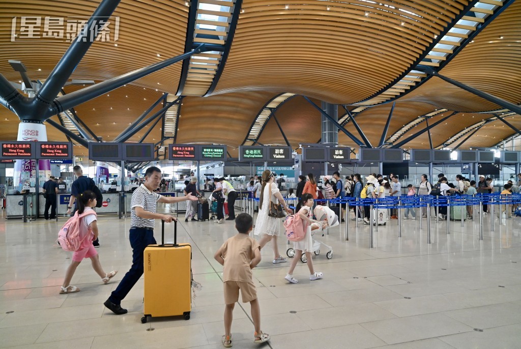 港澳兩地推出「港澳通關互用二維碼服務」。鍾健華攝 港澳兩地推出「港澳通關互用二維碼服務」。鍾健華攝