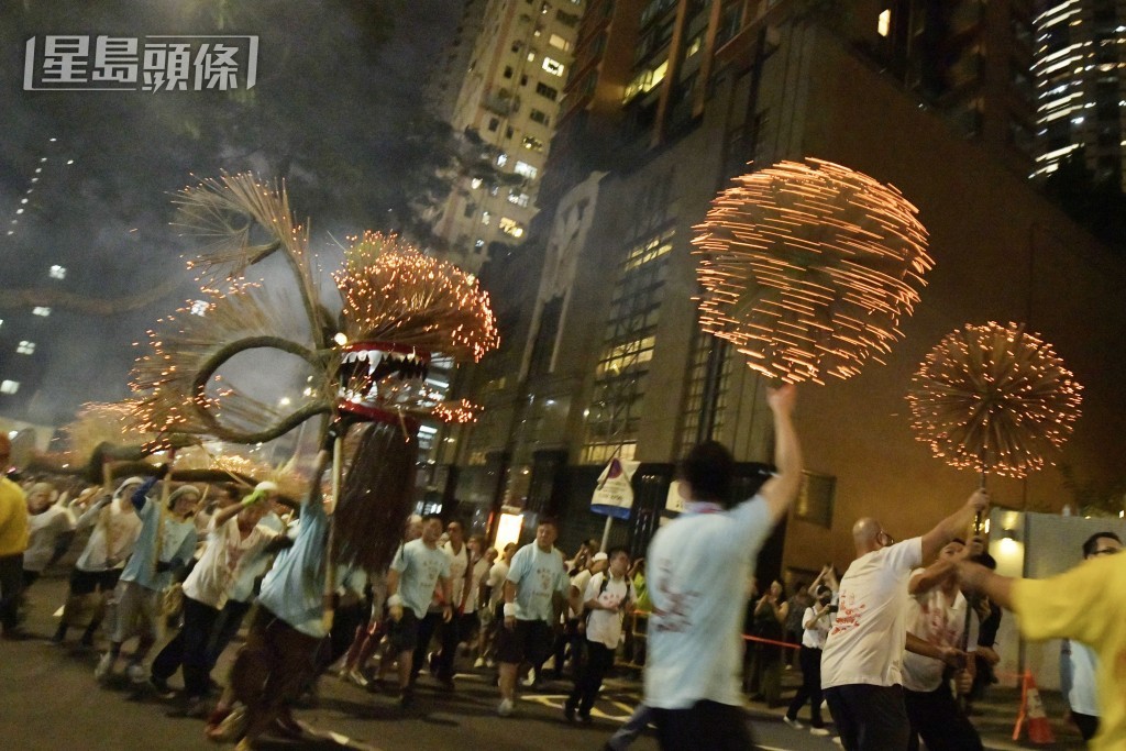大坑舞火龍。禇樂琪攝 大坑舞火龍。禇樂琪攝