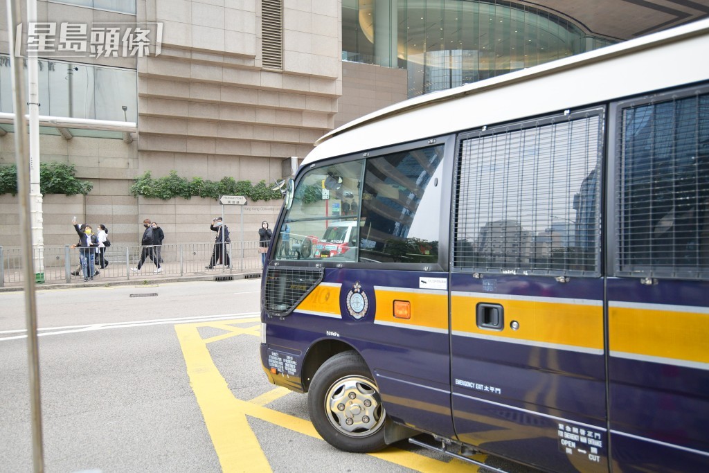 各被告由囚车押送离开法庭。欧乐年摄