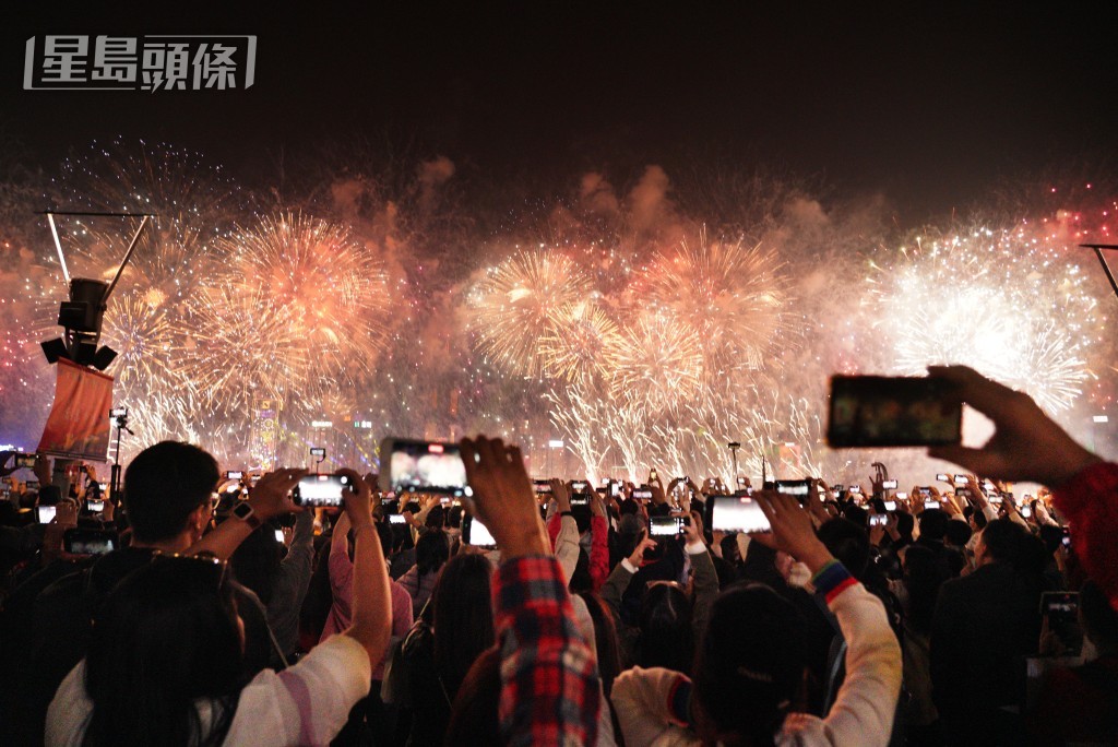 2024年除夕煙花。歐樂年攝 2024年除夕煙花。歐樂年攝