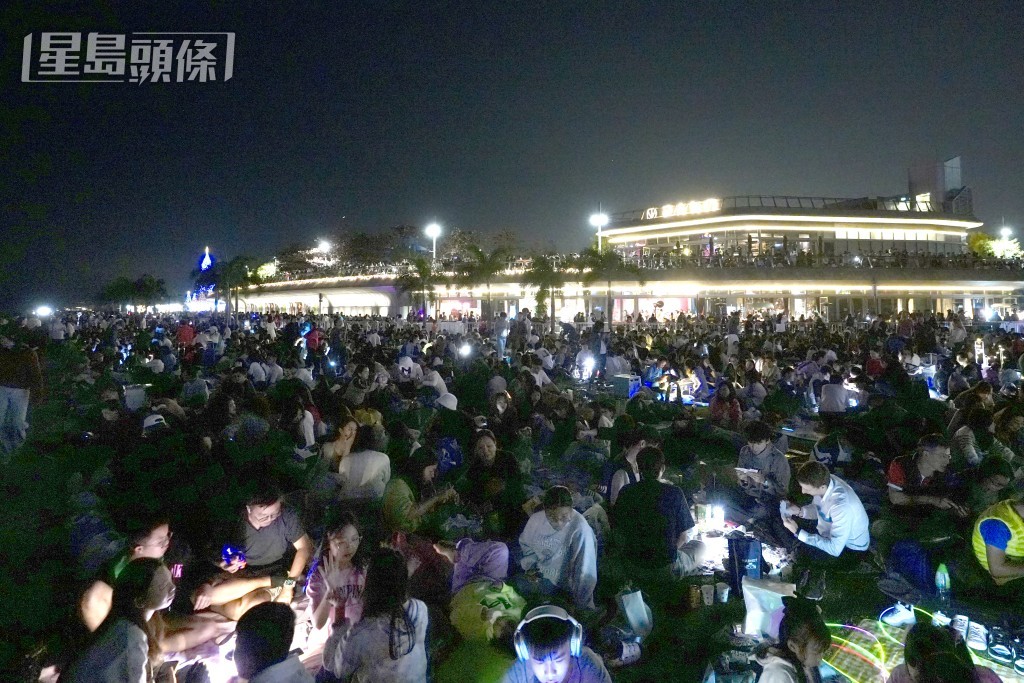 大批市民聚集西九文化區海旁等待除夕煙花。劉駿軒攝 大批市民聚集西九文化區海旁等待除夕煙花。劉駿軒攝