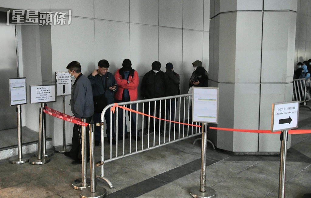排隊旁聽的巿民。何健勇攝