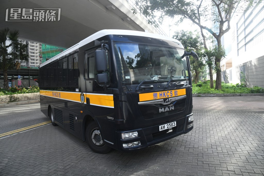 林卓廷由囚車送抵法庭應審。何健勇攝