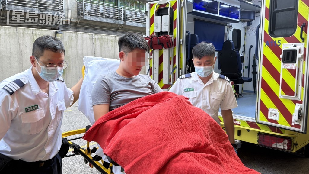 17歲少年被救援人員尋獲，由救護車送院檢查。梁國峰攝