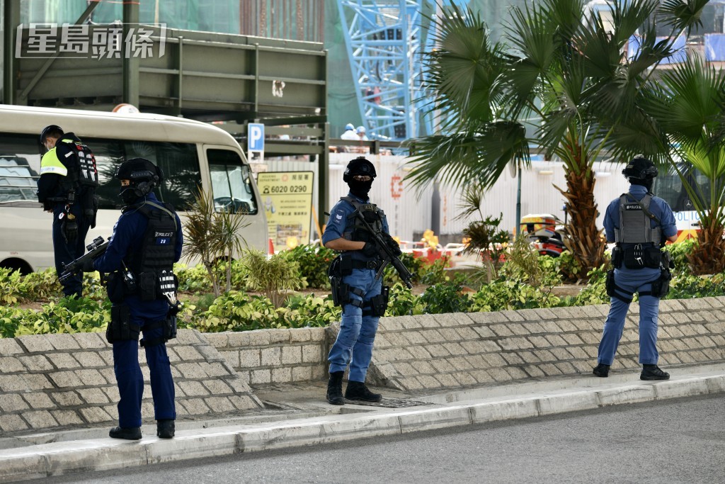 警方在法院外佈防。盧江球攝 警方在法院外佈防。盧江球攝
