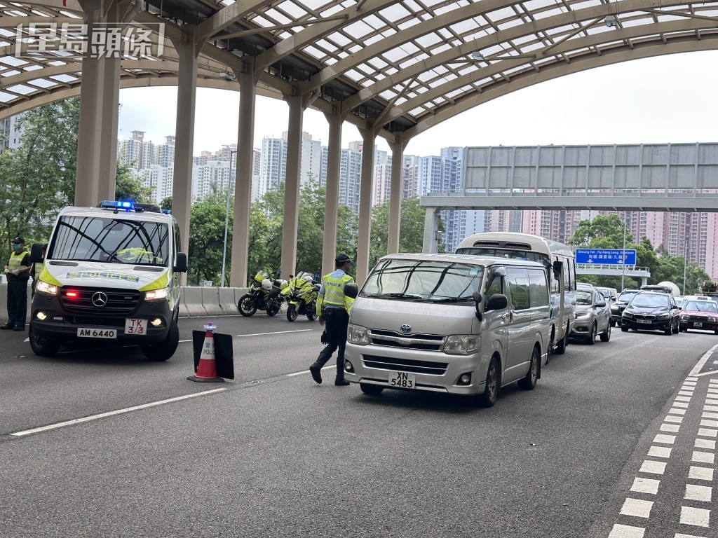警方在將軍澳寶順路設置路障。 警方在將軍澳寶順路設置路障。
