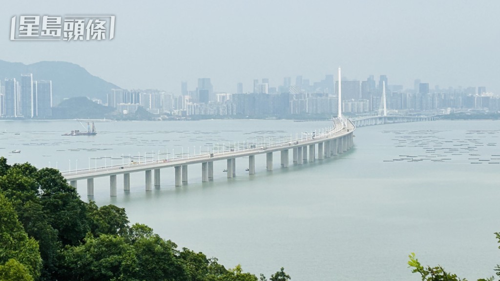 警方安排“水鬼队”重返事发水域，落水搜索肇事私家车车Cam。蔡楚辉摄