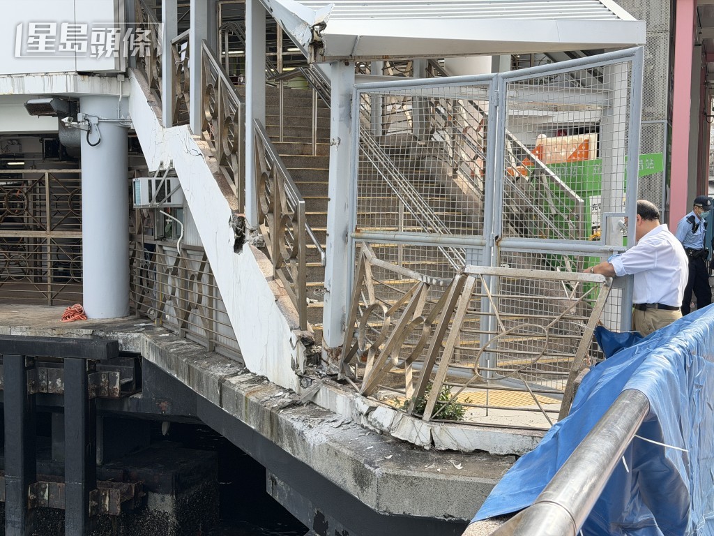 碼頭石壆和鐵欄被撞毀。