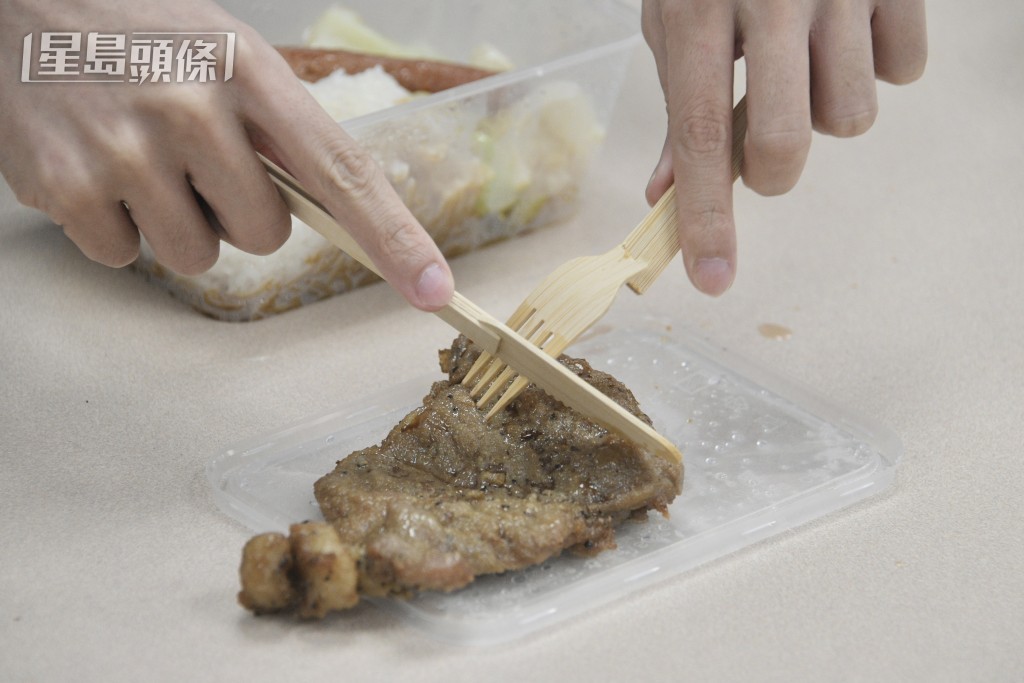 可拼接的竹製刀叉，在示範切牛扒時先後出現了斷裂及鬆脫。陳浩元攝