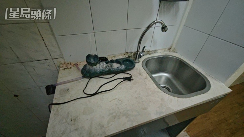 廚房鋅盤遺下一部電磨機,用途不明。 廚房鋅盤遺下一部電磨機,用途不明。