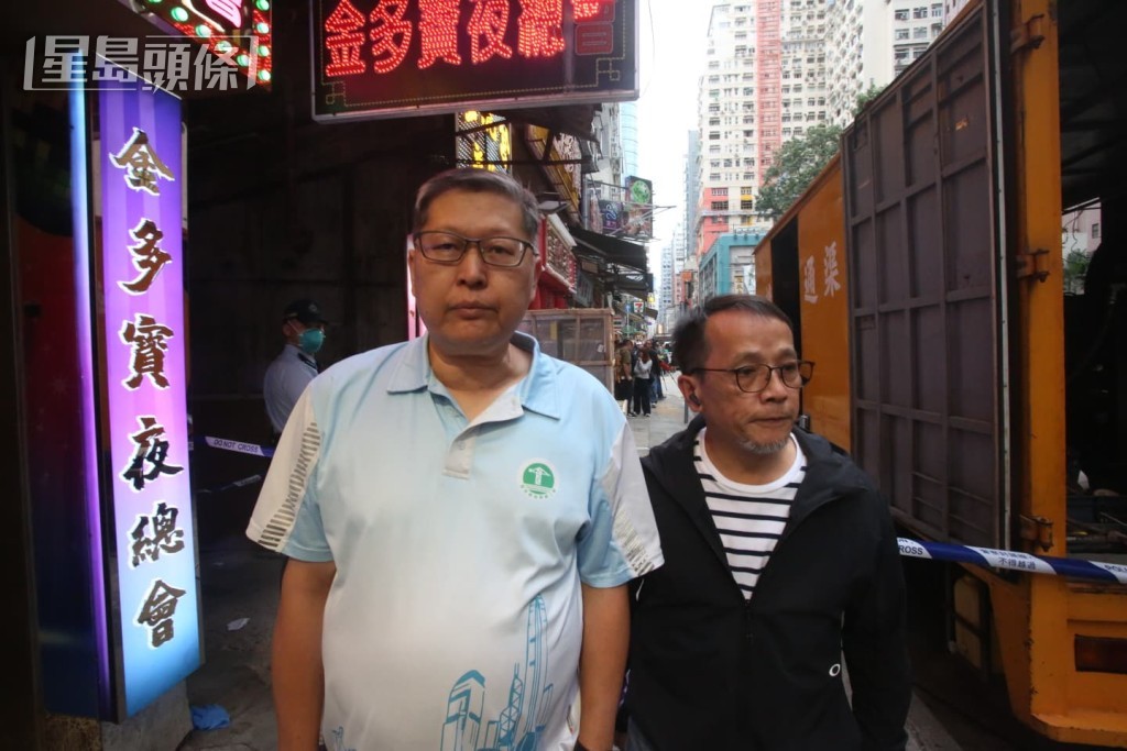 香港建造業總工會理事長周思傑（左）到場了解。