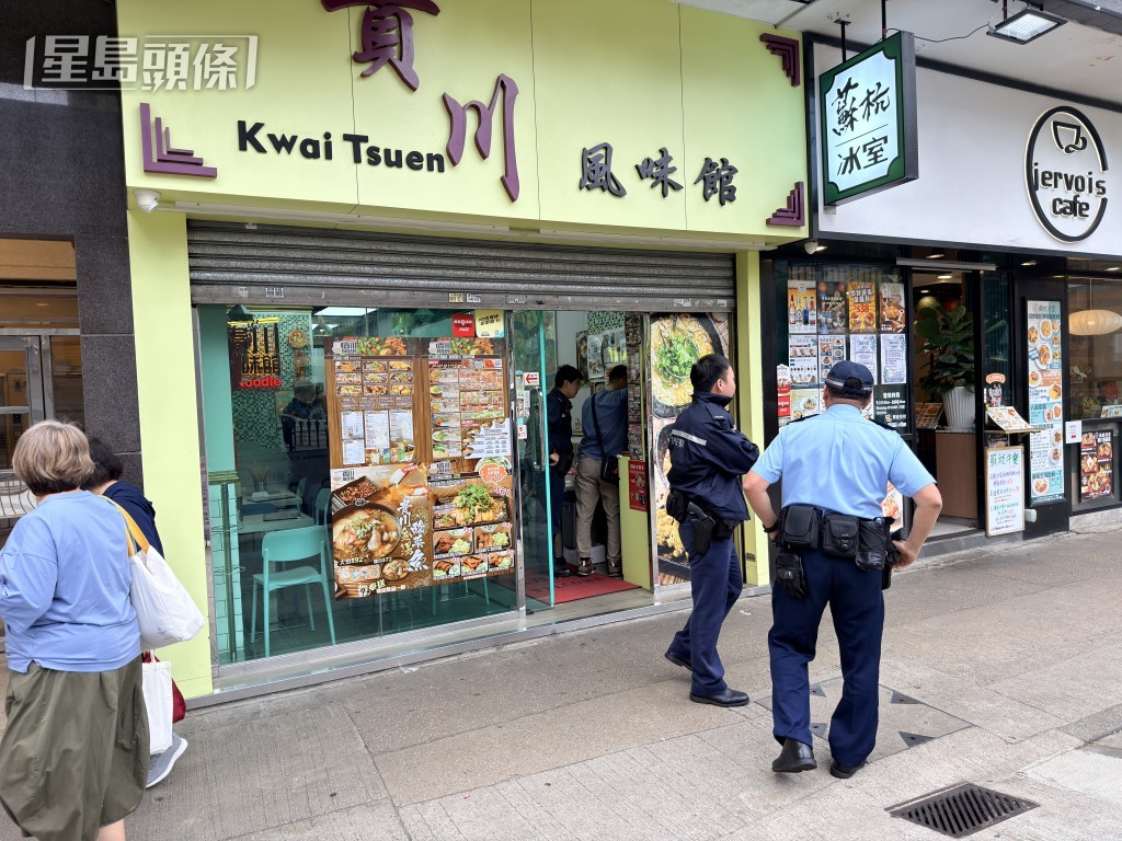 警員接報指餐廳遭爆竊,到場調查。梁國峰攝 警員接報指餐廳遭爆竊,到場調查。梁國峰攝