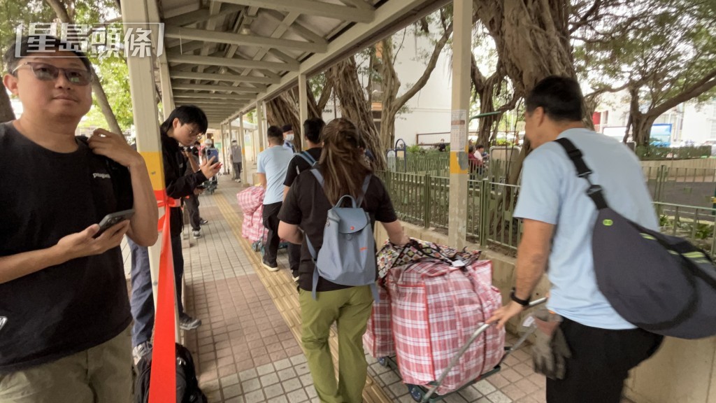 居民利用手推车推走个人物品。 居民利用手推车推走个人物品。