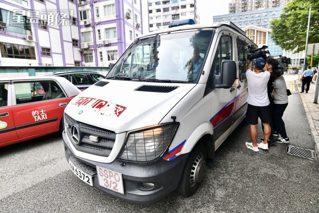 女被告由警車押解到庭應訊。盧江球攝 女被告由警車押解到庭應訊。盧江球攝