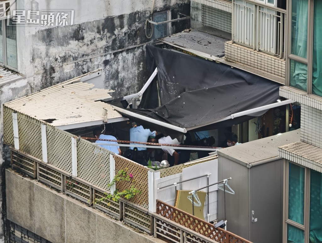 男子由高處墮下壓毀簷蓬。黎志偉攝