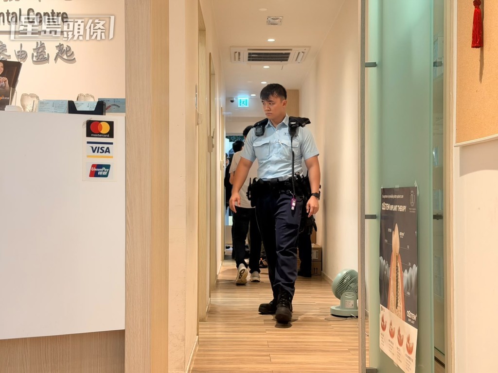 警員在診所內調查。 警員在診所內調查。