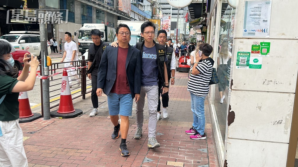 朱江瑋被帶到旺角W Plaza的一間店舖搜查。梁國峰攝 朱江瑋被帶到旺角W Plaza的一間店舖搜查。梁國峰攝