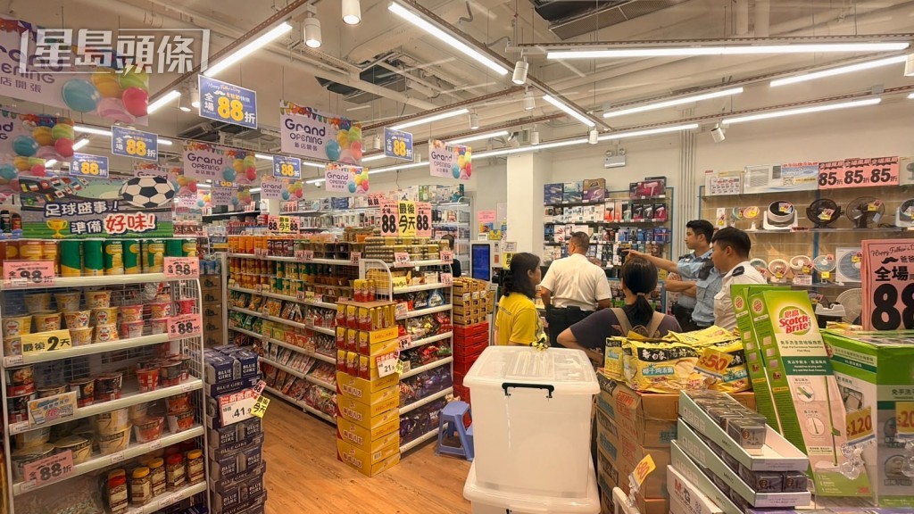 警員在「日本城」店內調查。