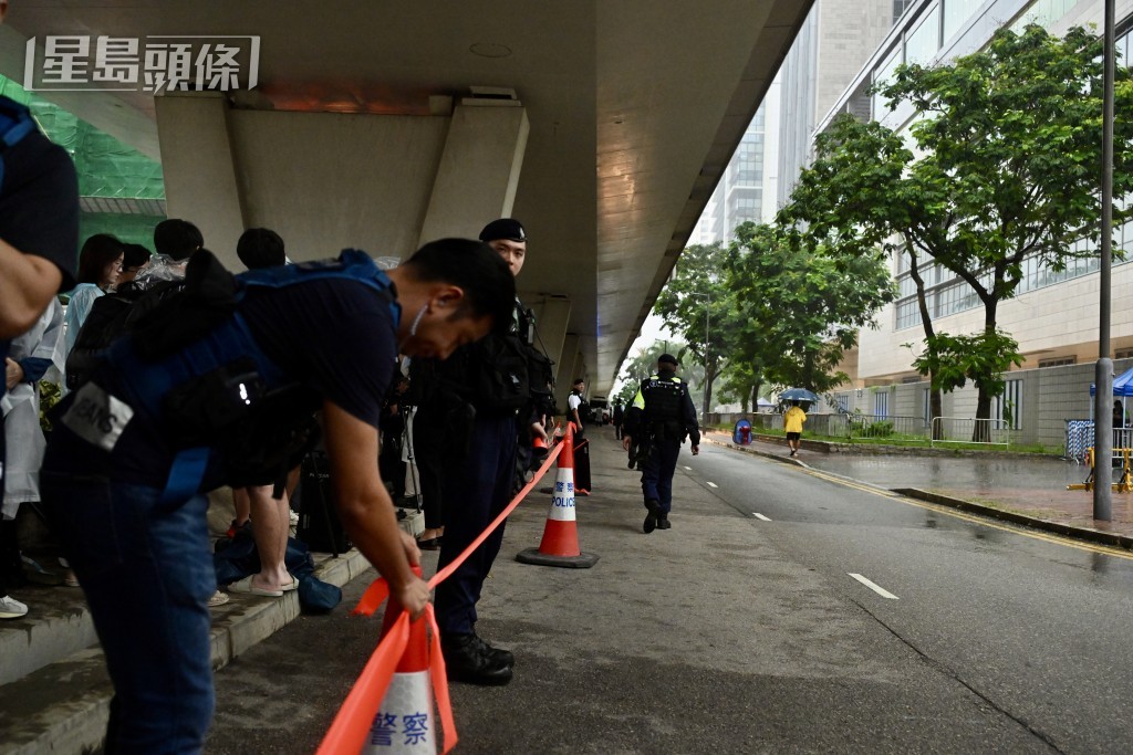 警方在現場維持秩序。劉駿軒攝