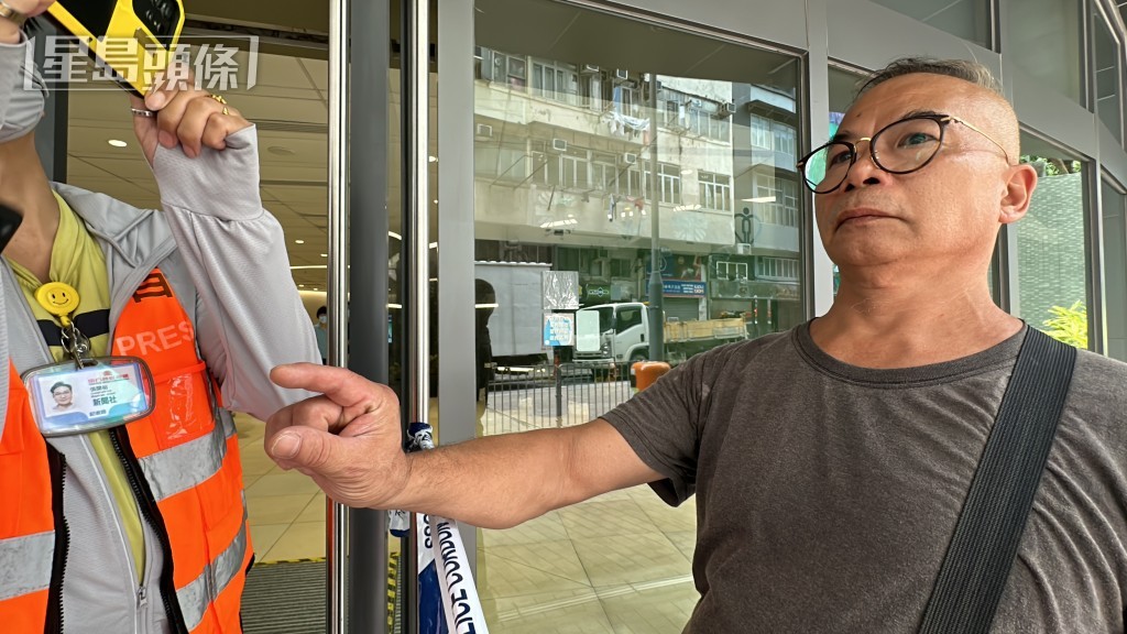 报案的住户莫先生讲述裂痕情况。刘汉权摄