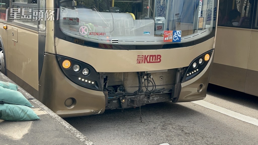 九巴車頭損毀。