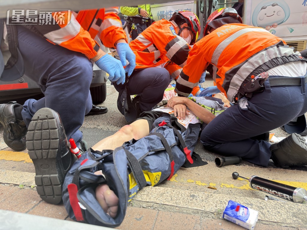 保安員捱撞倒地，傷勢較重。梁國峰攝